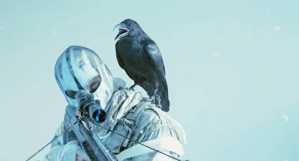 Caçador Máscara Com Besta Moderna Corvo Posando Contra Fundo Azul — Fotografia de Stock