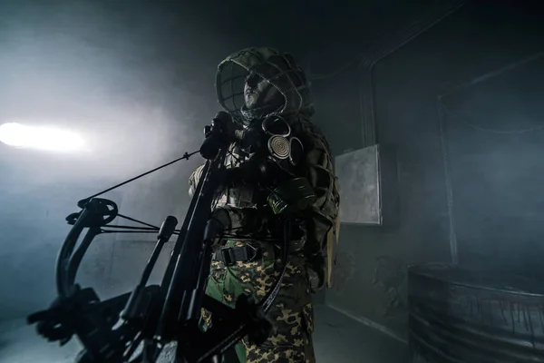 Hunter Man Camouflage Met Kruisboog Poseren Tegen Donkere Achtergrond — Stockfoto