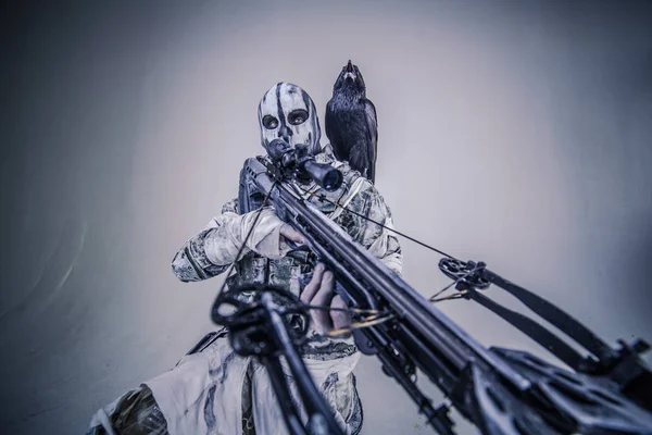 Portret Człowieka Hunter Kamuflaż Kuszy Raven Pozowanie Szarym Tle — Zdjęcie stockowe
