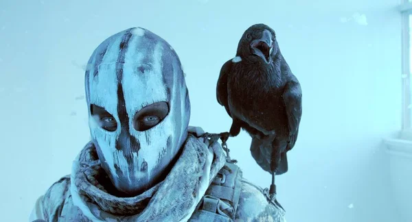 Zbliżenie Zobacz Hunter Masce Raven Pozowanie Zimno Niebieskim Tle — Zdjęcie stockowe