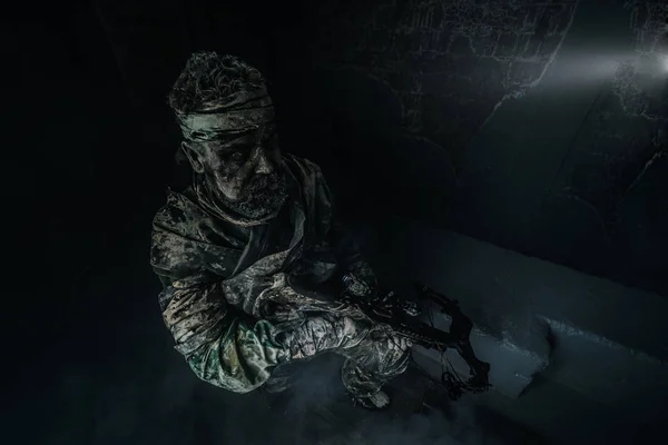 Jäger Tarnung Mit Armbrust Posiert Vor Kaltem Grauen Hintergrund — Stockfoto
