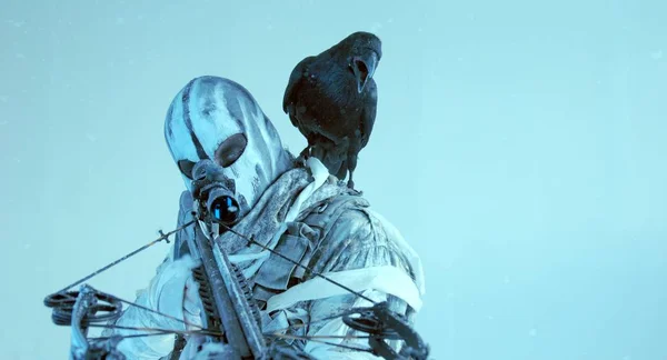Κυνηγός Μάσκα Σύγχρονη Βαλλίστρα Και Κοράκι Θέτοντας Ψυχρό Μπλε Φόντο — Φωτογραφία Αρχείου