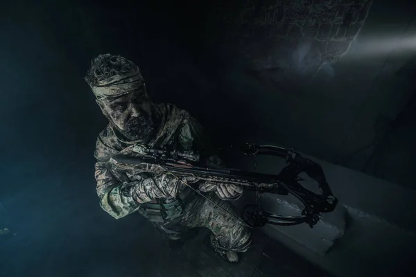 Pemburu Pria Dalam Kamuflase Dengan Busur Berpose Terhadap Latar Belakang — Stok Foto