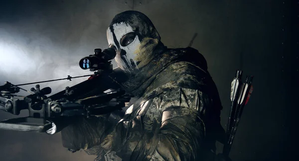 Krieger Maske Mit Armbrust Posiert Vor Kaltem Grauen Hintergrund — Stockfoto