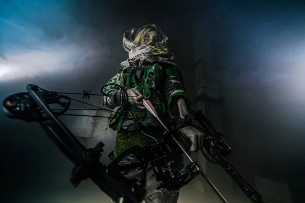 Femme Chasseur Camouflage Avec Arc Posant Dans Bâtiment Sombre Intérieur — Photo