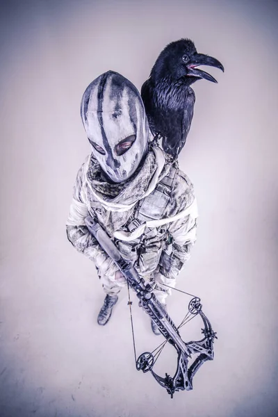Guerrero Enmascarado Con Ballesta Cuervo Posando Sobre Fondo Gris Frío — Foto de Stock
