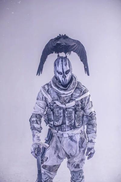 Cazador Masculino Máscara Con Ballesta Moderna Cuervo Posando Sobre Fondo —  Fotos de Stock