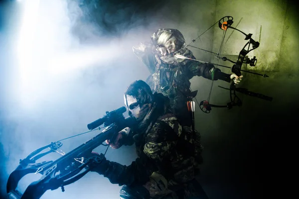 Cazadores Masculinos Femeninos Con Arma Moderna Posando Sobre Fondo Gris — Foto de Stock