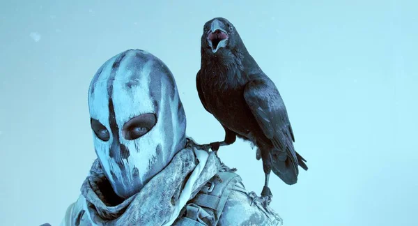 Närbild Visa Hunter Mask Med Raven Poserar Mot Kalla Blå — Stockfoto