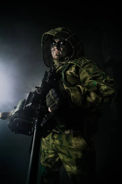 男性战士在伪装与机枪在黑暗的背景 — 图库照片