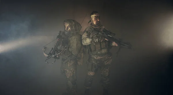 Twee Mannelijke Jagers Camouflage Met Kruisbogen Poseren Tegen Donkere Achtergrond — Stockfoto