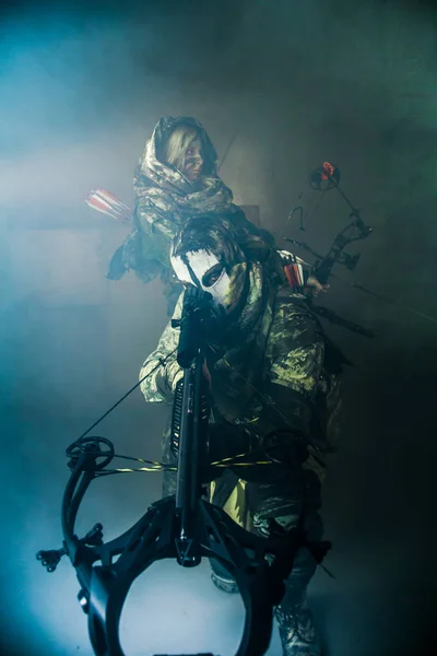 Chasseurs Mâles Femelles Avec Arme Moderne Posant Sur Fond Gris — Photo