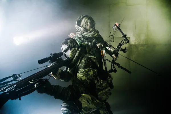 Pemburu Pria Dan Wanita Dengan Senjata Modern Berpose Melawan Latar — Stok Foto