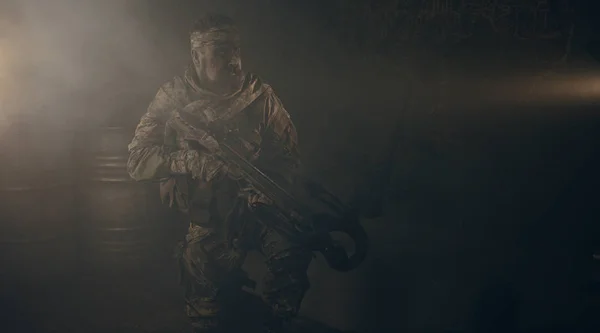 暗闇の中を見回してクロスボウと迷彩の戦士男 — ストック写真