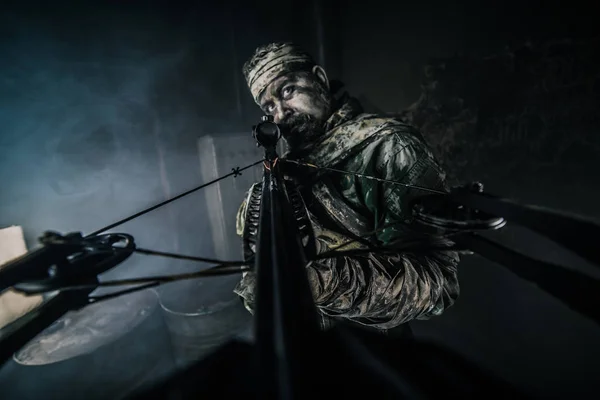 Cazador Hombre Camuflaje Con Ballesta Posando Sobre Fondo Gris Frío — Foto de Stock