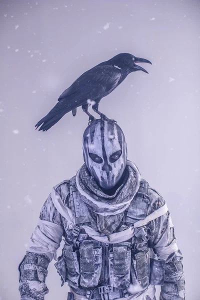 Cazador Hombre Máscara Con Cuervo Cabeza Posando Sobre Fondo Gris — Foto de Stock