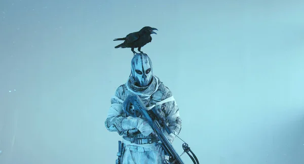Myśliwy Mężczyzna Kamuflaż Nowoczesnych Kusza Raven Pozowanie Zimno Niebieskim Tle — Zdjęcie stockowe