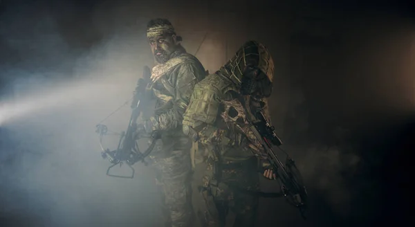 Twee Mannelijke Jagers Camouflage Met Kruisbogen Poseren Tegen Donkere Achtergrond — Stockfoto