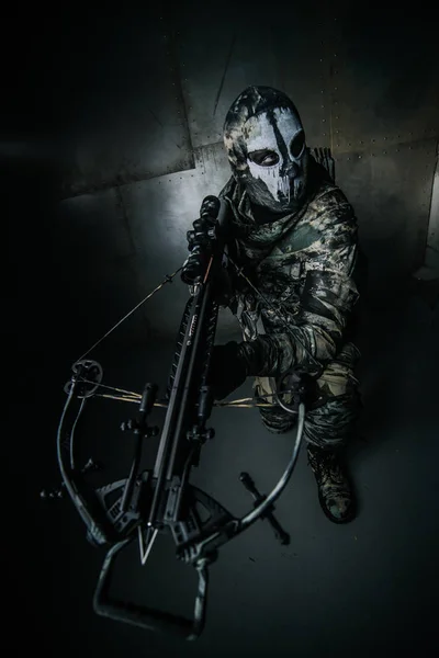 Krieger Maske Mit Armbrust Posiert Vor Kaltem Grauen Hintergrund — Stockfoto