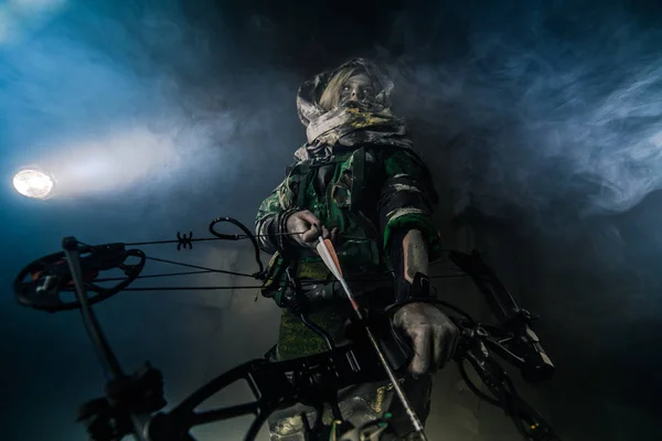 Femme Chasseur Camouflage Avec Arc Posant Dans Bâtiment Sombre Intérieur — Photo