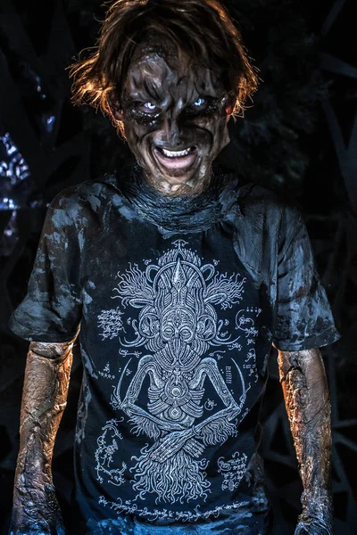 Concepto Del Hombre Poseído Por Los Demonios Posando Sobre Fondo — Foto de Stock