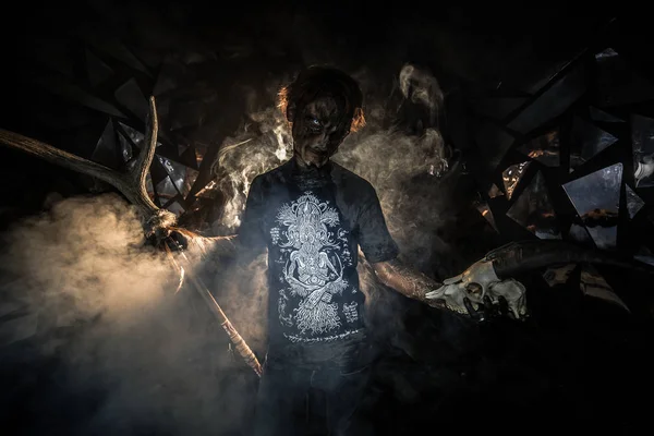 Retrato Del Hombre Máscara Demonio Posando Con Cuernos Cráneo Cabra — Foto de Stock