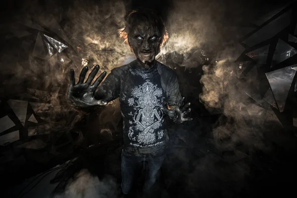 Retrato Homem Máscara Demônio Posando Contra Fundo Com Vidro Quebrado — Fotografia de Stock