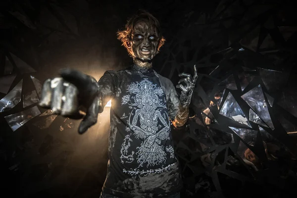 Retrato Del Hombre Máscara Demonio Posando Sobre Fondo Con Vidrio — Foto de Stock