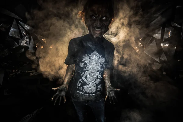 Портрет Человека Маске Демона Позирующего Заднем Плане Разбитым Стеклом — стоковое фото