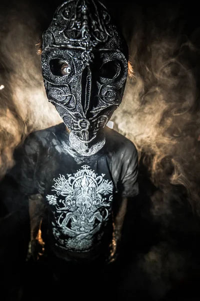 Karanlık Arka Planda Poz Veren Şeytan Maskeli Bir Adam Portresi — Stok fotoğraf