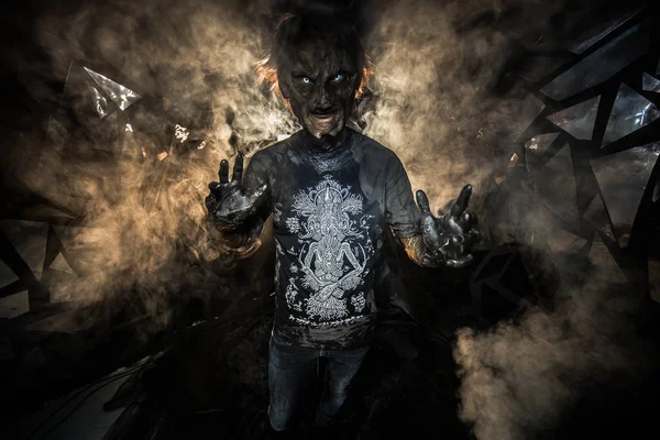 Retrato Del Hombre Máscara Demonio Posando Sobre Fondo Con Vidrio — Foto de Stock