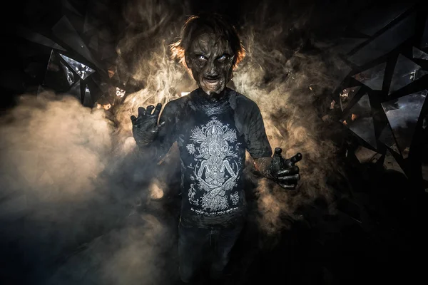 Портрет Людини Демонічній Масці Позує Фоні Розбитим Склом — стокове фото