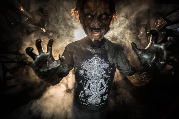 悪魔のマスクで男の肖像 割れたガラスとの背景に対するポージング — ストック写真