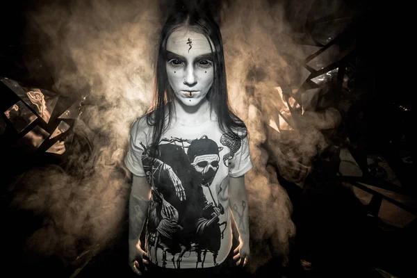 女人的概念拥有的恶魔 摆出对雾蒙蒙的背景 — 图库照片