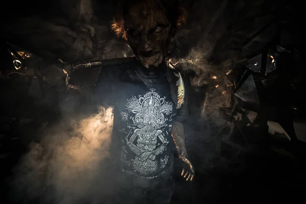 Portret Męskiego Demona Stwarzające Rogami Tle Złamanym Szkłem — Zdjęcie stockowe