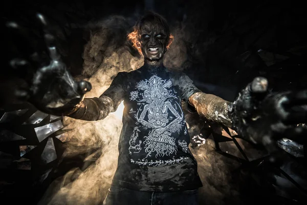 Retrato Del Hombre Máscara Demonio Posando Sobre Fondo Con Vidrio — Foto de Stock