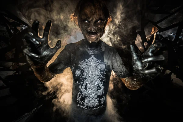 Retrato Del Hombre Máscara Demonio Posando Sobre Fondo Con Vidrio — Foto de Stock