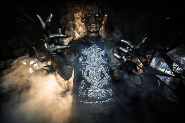 Retrato Del Hombre Máscara Demonio Posando Sobre Fondo Con Vidrio — Foto de Stock