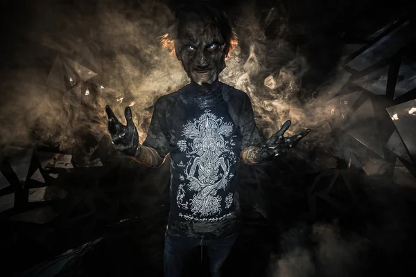 Portret Człowieka Maski Demona Stwarzające Tle Złamanym Szkłem — Zdjęcie stockowe