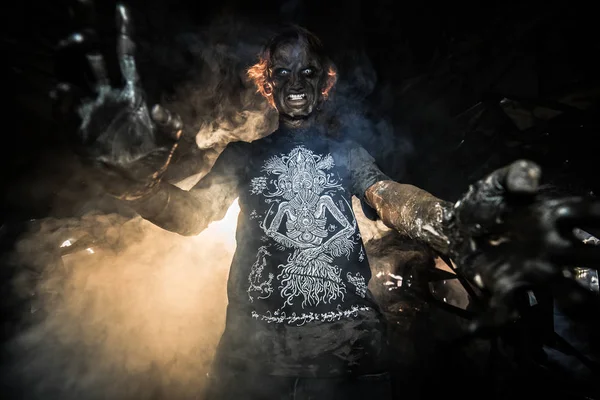 Retrato Del Hombre Máscara Demonio Posando Sobre Fondo Con Vidrio — Foto de Stock