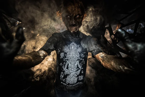 Портрет Человека Маске Демона Позирующего Заднем Плане Разбитым Стеклом — стоковое фото