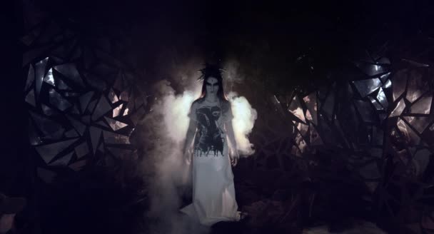 Концепція Жінки Вінку Мала Демонів Позуючи Фоні Зламаним Склом — стокове відео