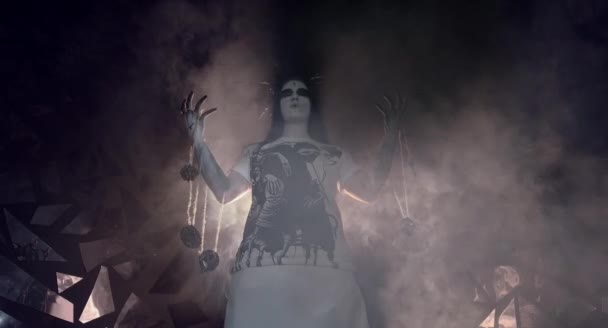 悪霊に取り付か割れたガラスで背景にポーズの女性の概念 — ストック動画
