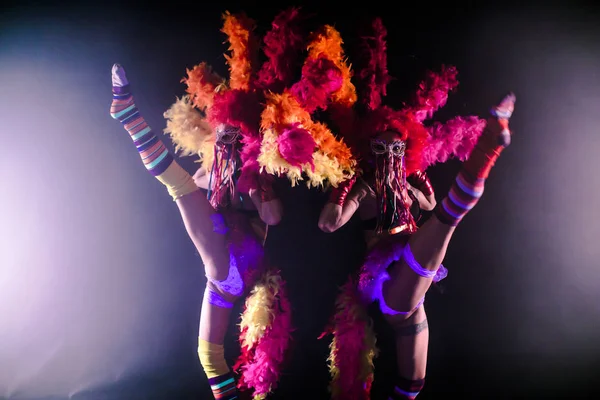 Jóvenes Bailarines Can Can Con Pompones Posando Juntos Concepto Carnaval — Foto de Stock