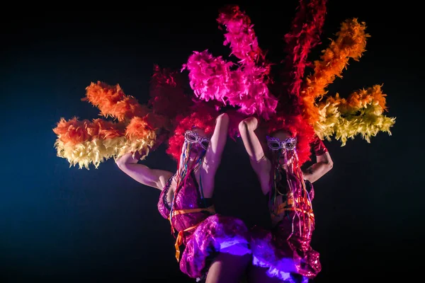 Hermosas Bailarinas Jóvenes Con Pompones Bailando Juntas Concepto Carnaval — Foto de Stock