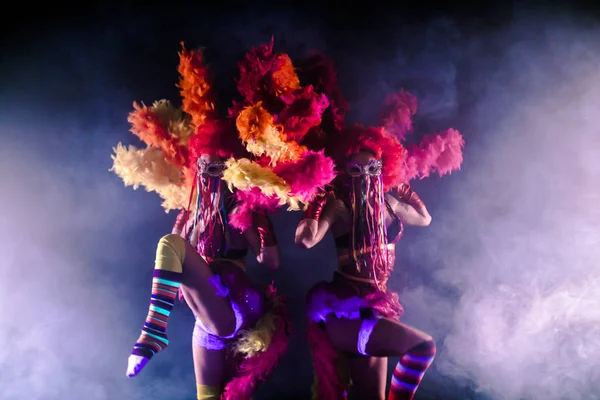 Jóvenes Bailarines Can Can Con Pompones Posando Juntos Concepto Carnaval — Foto de Stock