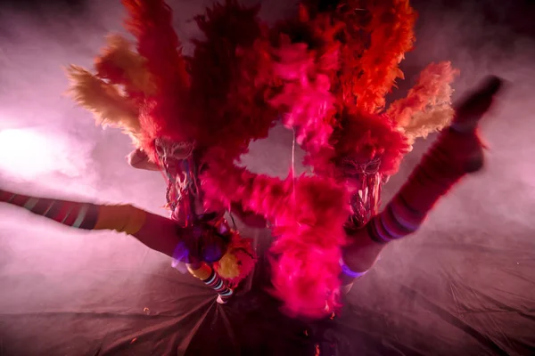 Unga Burkdansare Med Pom Poms Poserar Tillsammans Karnevalskoncept Mot Dimmig — Stockfoto