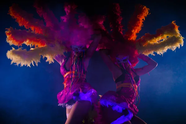 Hermosas Bailarinas Jóvenes Con Pompones Bailando Juntas Concepto Carnaval — Foto de Stock