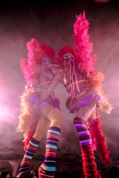 Jóvenes Bailarines Can Can Con Pompones Posando Juntos Concepto Carnaval — Foto de Stock