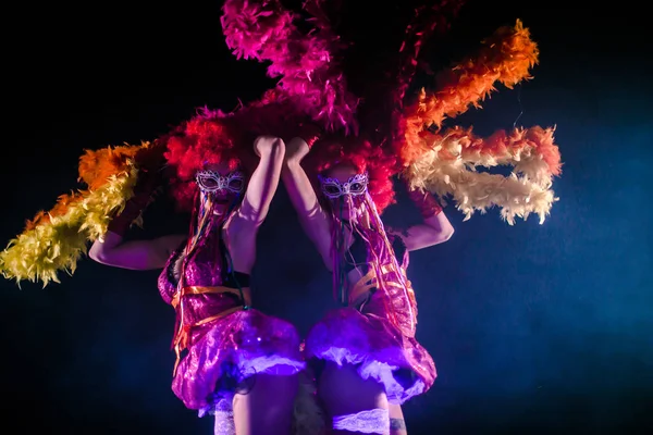 Belos Jovens Dançarinos Can Can Com Pom Poms Dançando Juntos — Fotografia de Stock